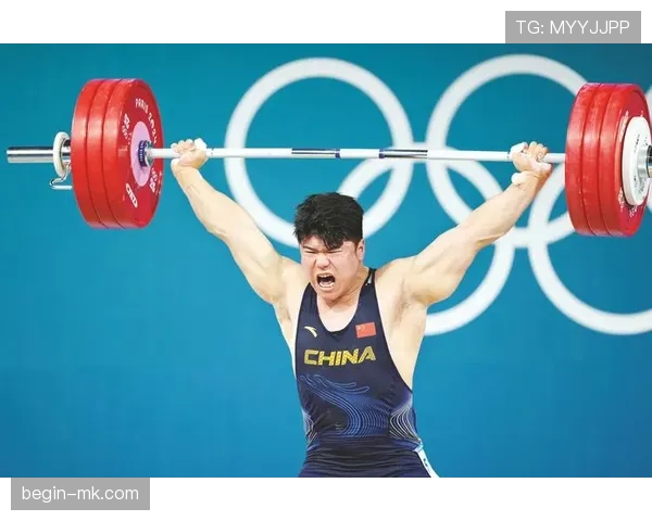 里根·史密斯奥运夺金再创佳绩，泳坛新星闪耀赛场